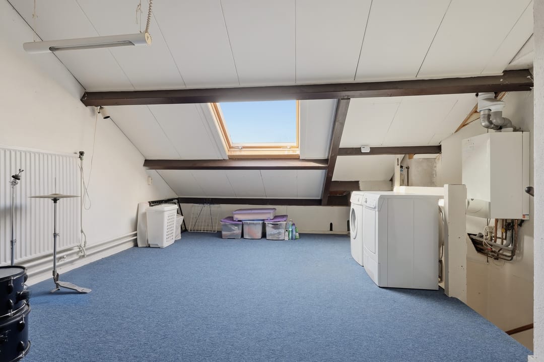 Spacious end terrace house with 4 bedrooms and large garden — 44