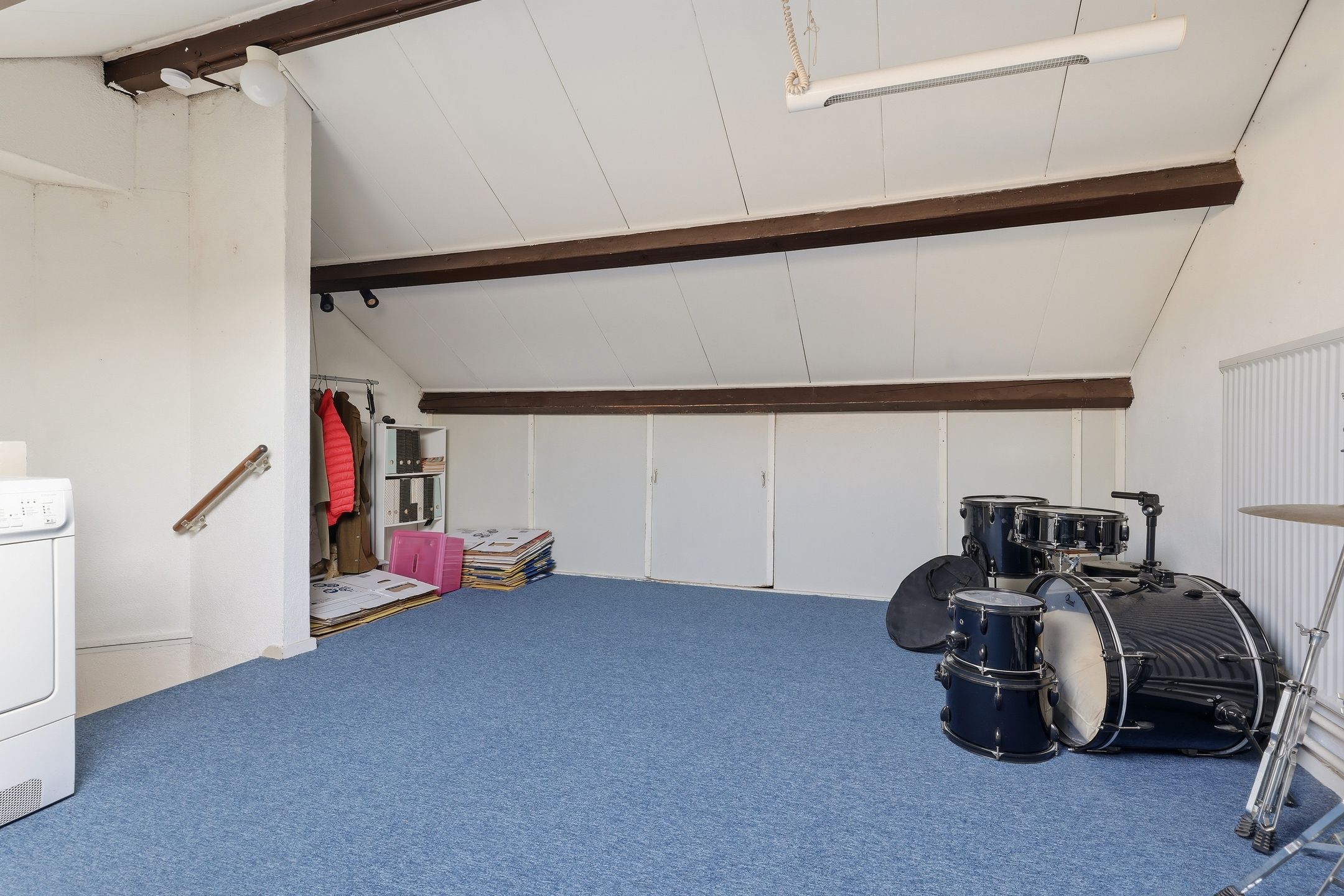 Spacious end terrace house with 4 bedrooms and large garden — 45