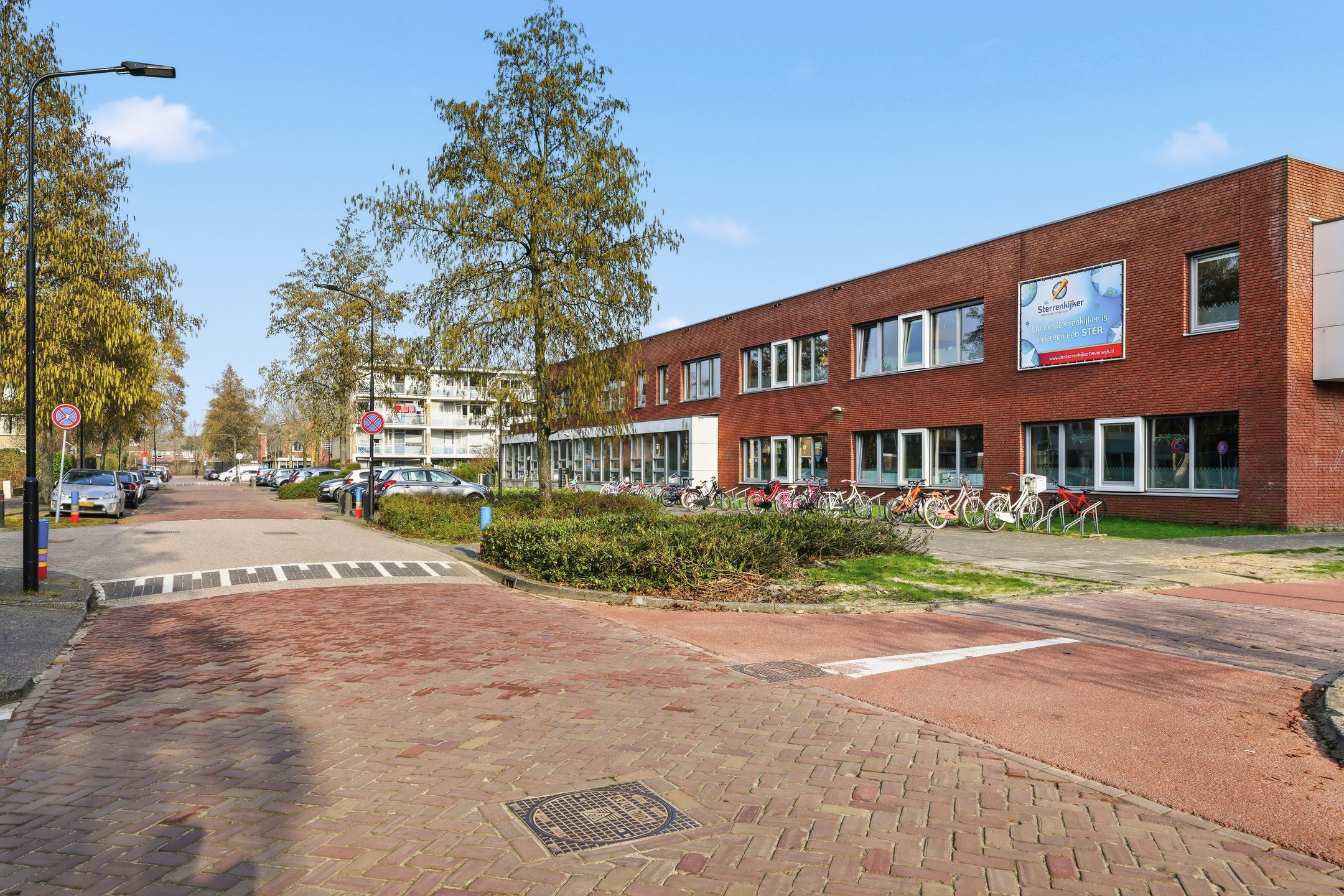Spacious end terrace house with 4 bedrooms and large garden — 48