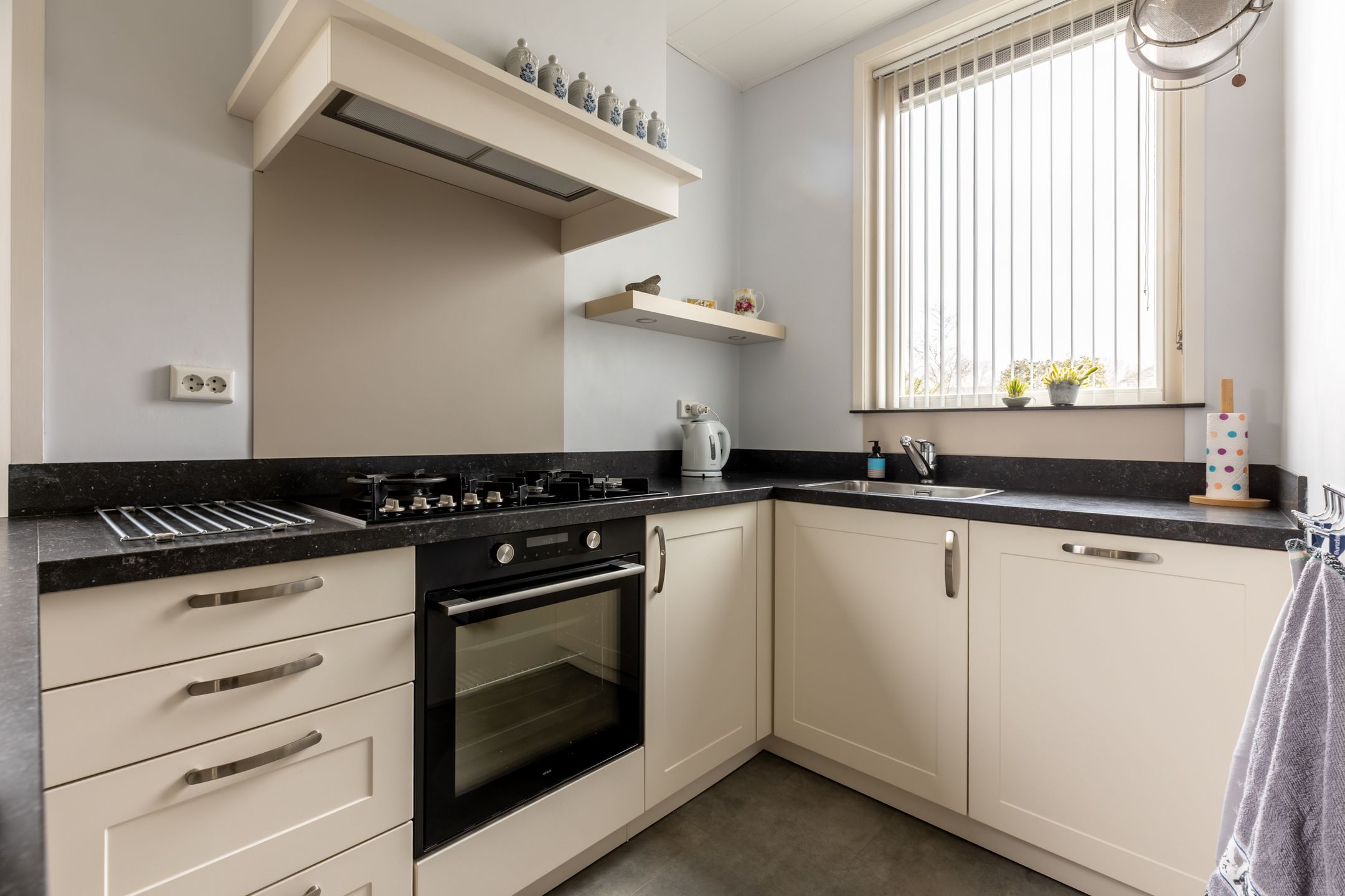 Charming well-maintained detached house with garden and garage — 19