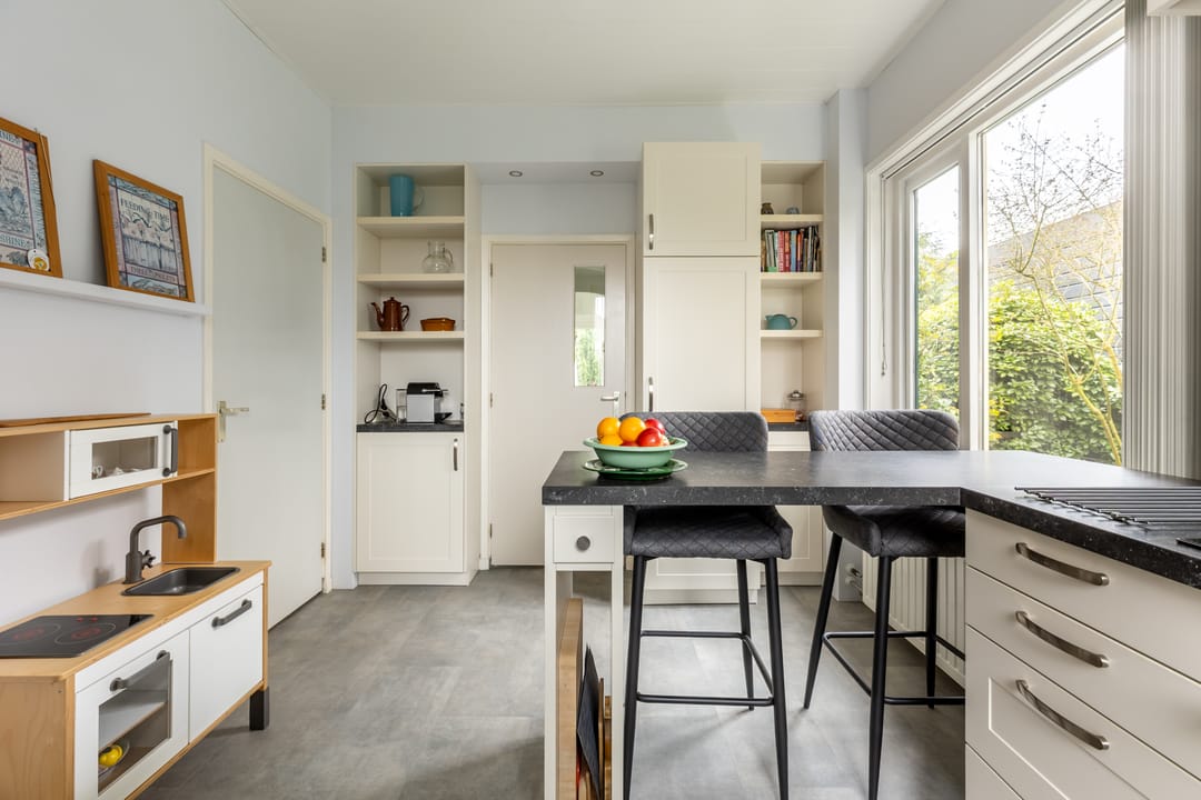Charming well-maintained detached house with garden and garage — 20