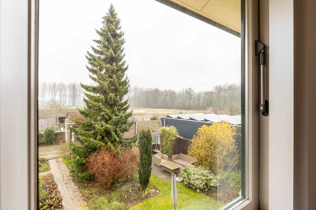 Charming well-maintained detached house with garden and garage — 29