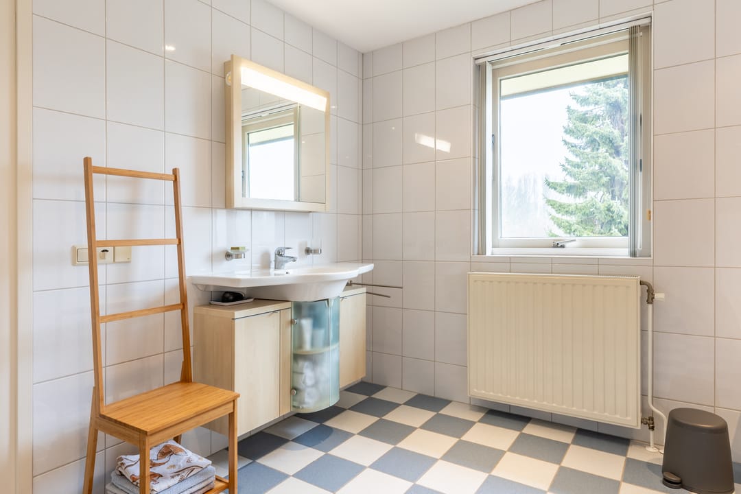 Charming well-maintained detached house with garden and garage — 36