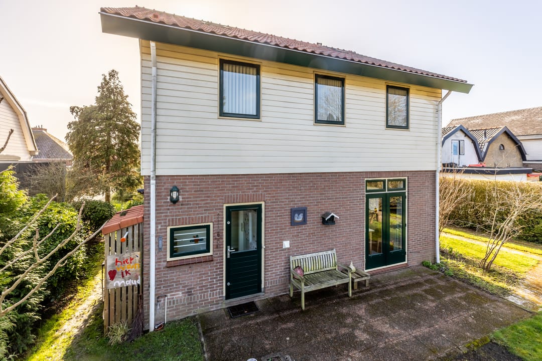 Charming well-maintained detached house with garden and garage — 44