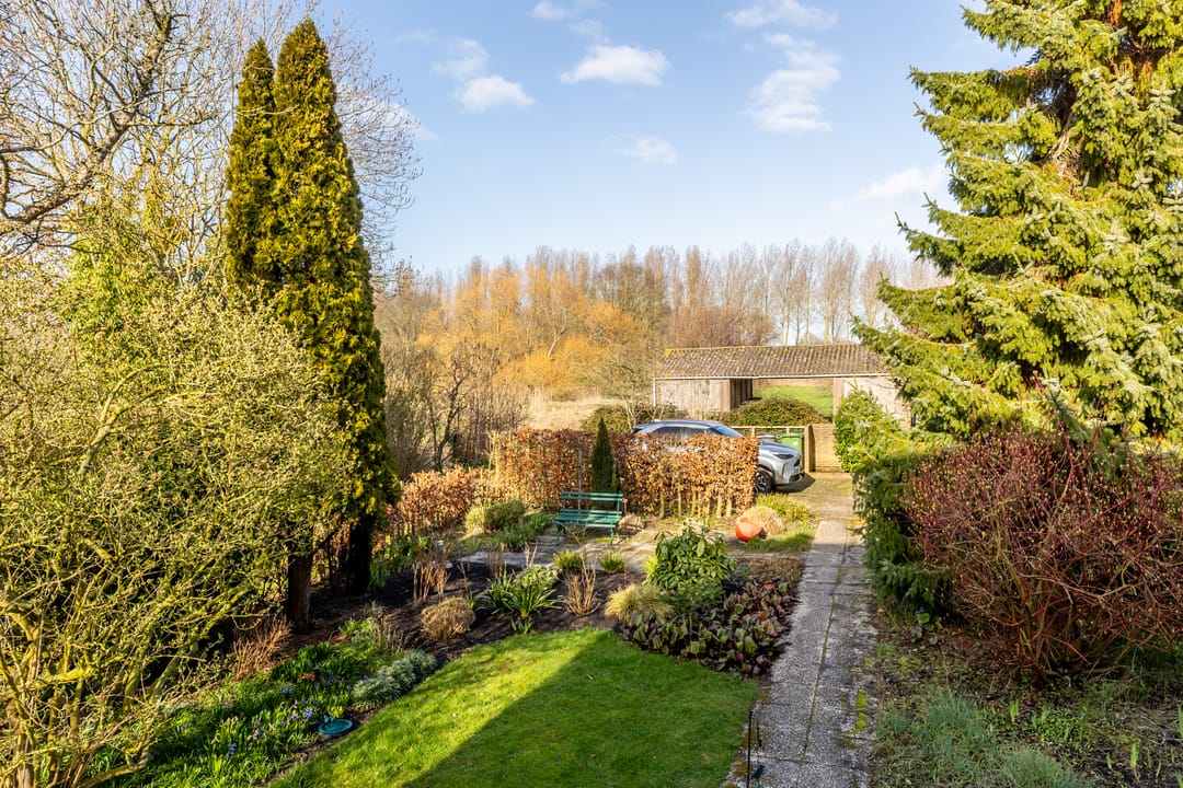 Charming well-maintained detached house with garden and garage — 45