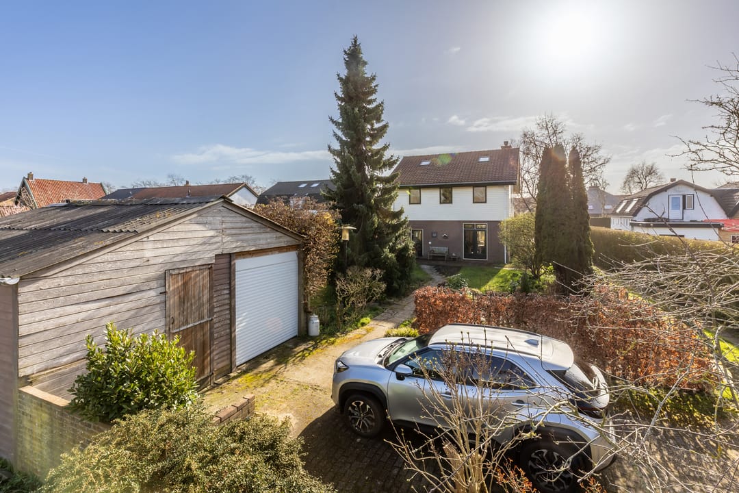 Charming well-maintained detached house with garden and garage — 54