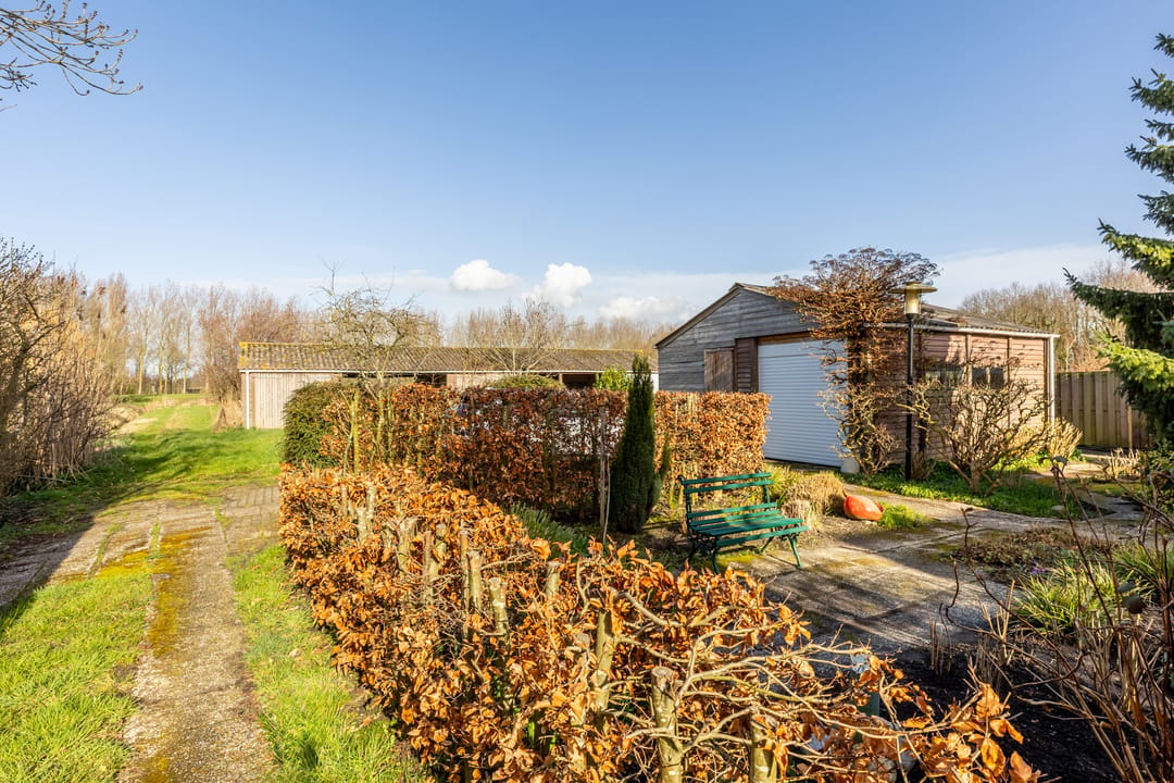 Charming well-maintained detached house with garden and garage — 56