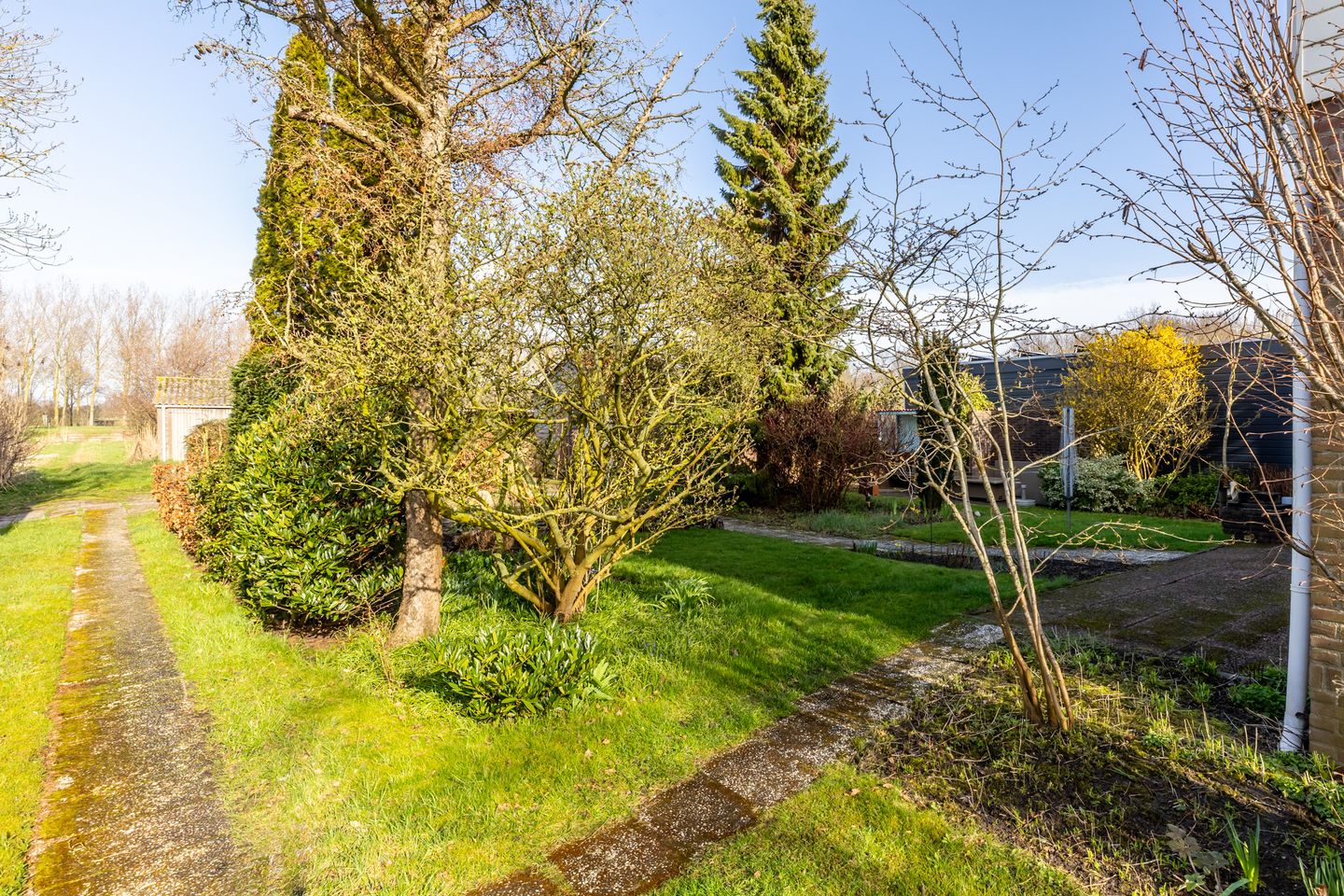 Charming well-maintained detached house with garden and garage — 57