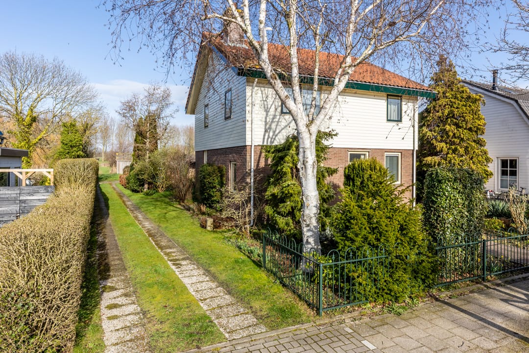 Charming well-maintained detached house with garden and garage — 60