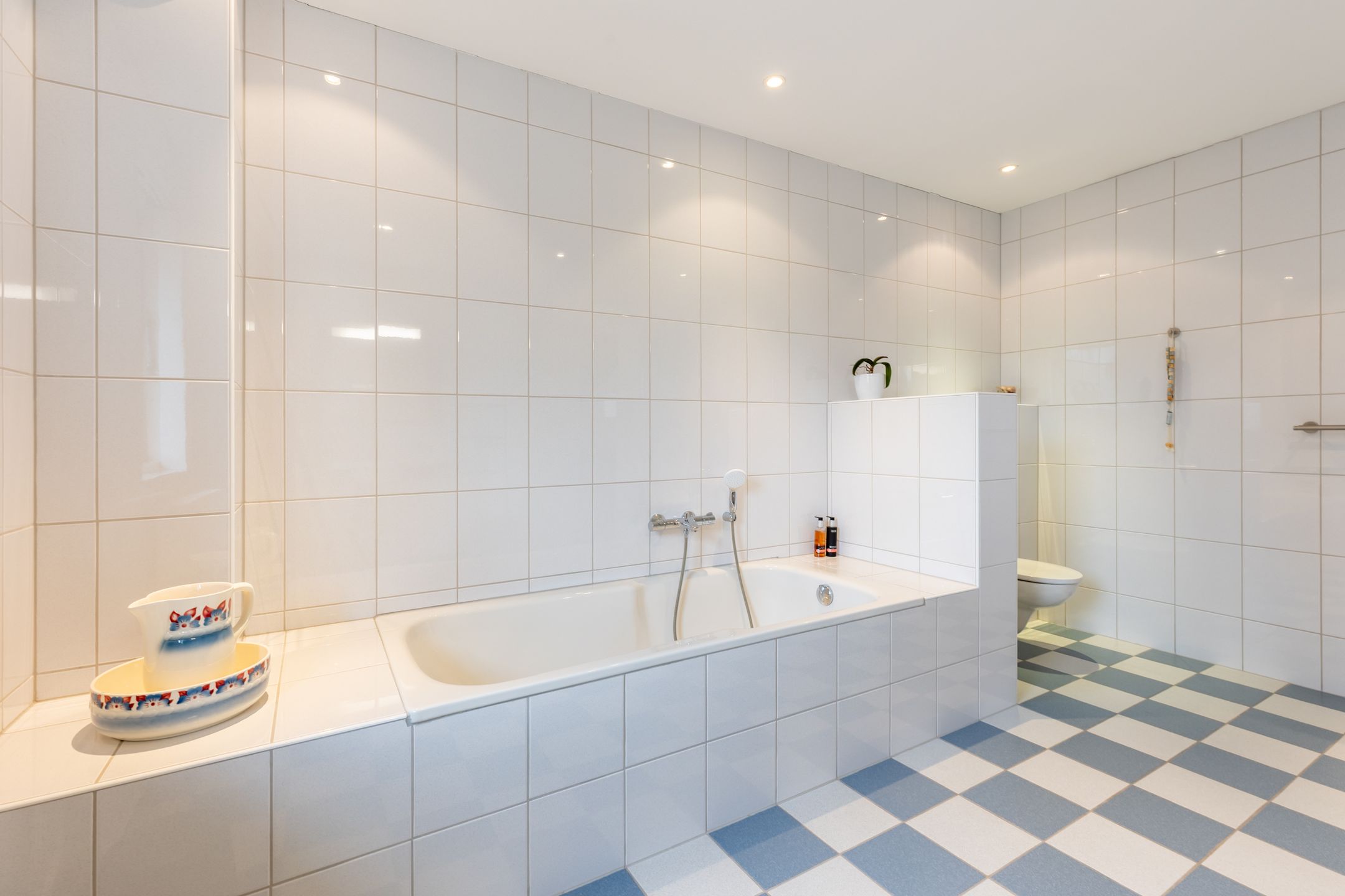 Charming well-maintained detached house with garden and garage — 34