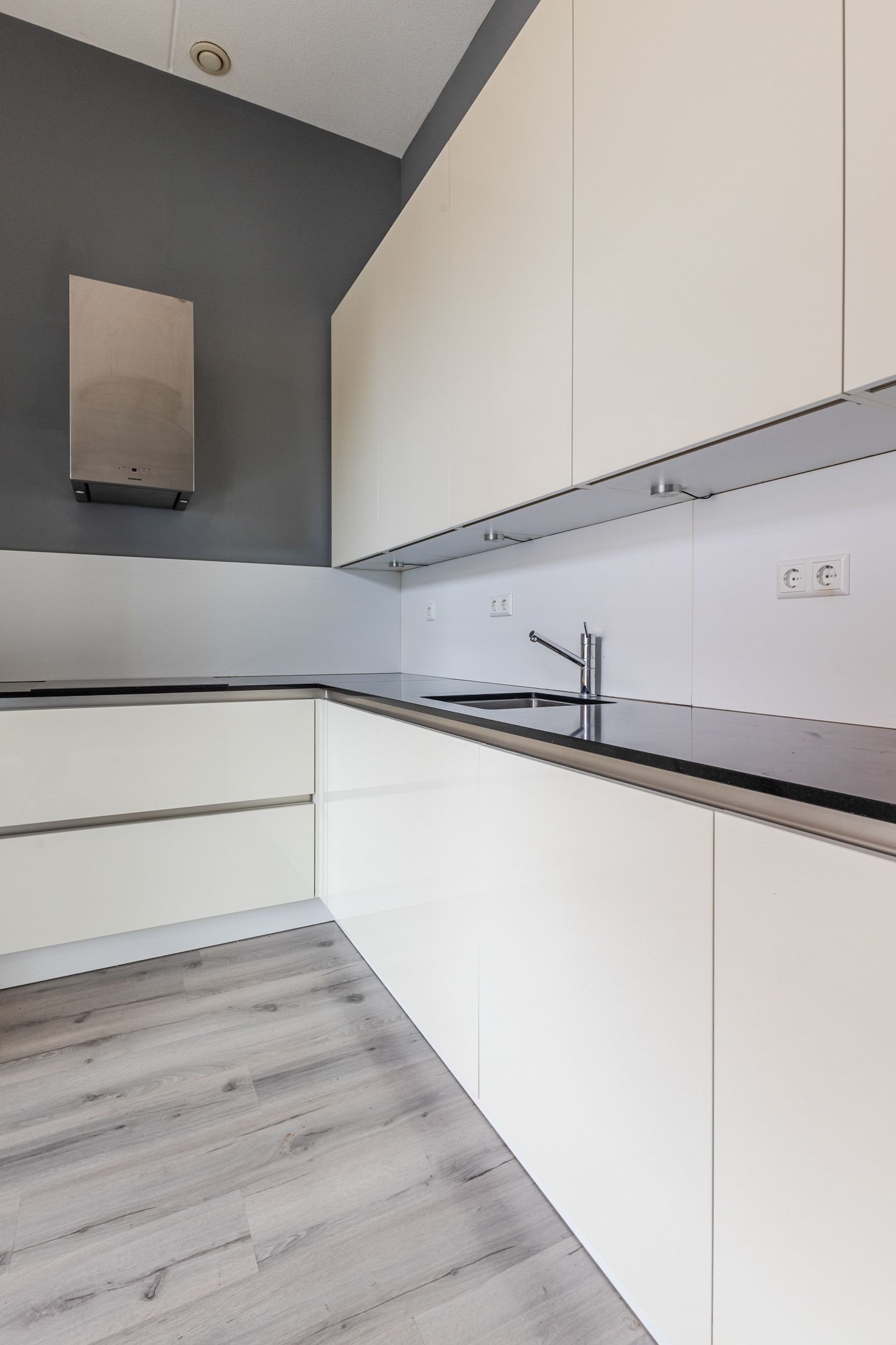 Modern Ground Floor Apartment with Private Parking and Garden near Alkmaar Center — 12