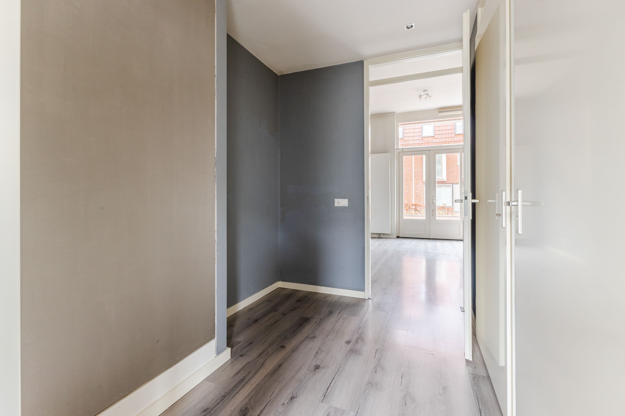 Modern Ground Floor Apartment with Private Parking and Garden near Alkmaar Center — 15