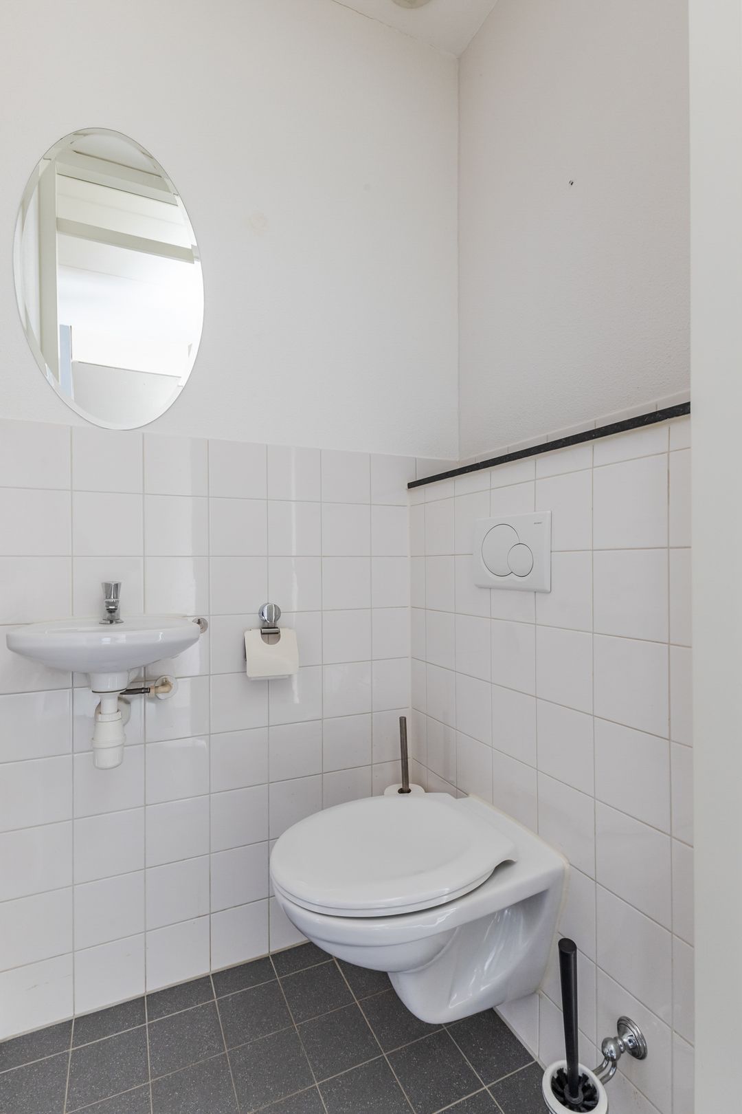 Modern Ground Floor Apartment with Private Parking and Garden near Alkmaar Center — 17
