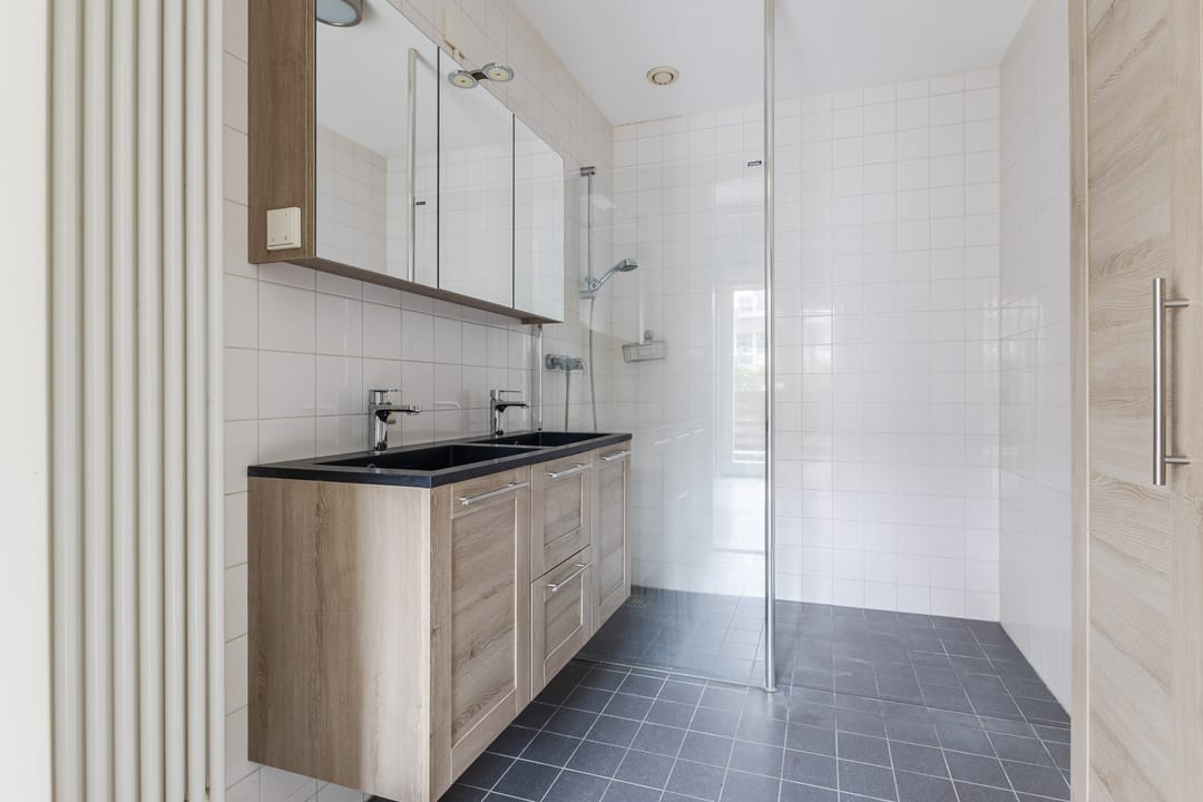Modern Ground Floor Apartment with Private Parking and Garden near Alkmaar Center — 23