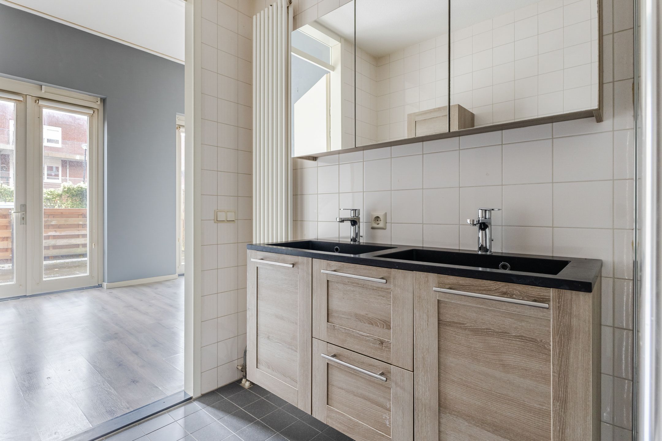 Modern Ground Floor Apartment with Private Parking and Garden near Alkmaar Center — 24