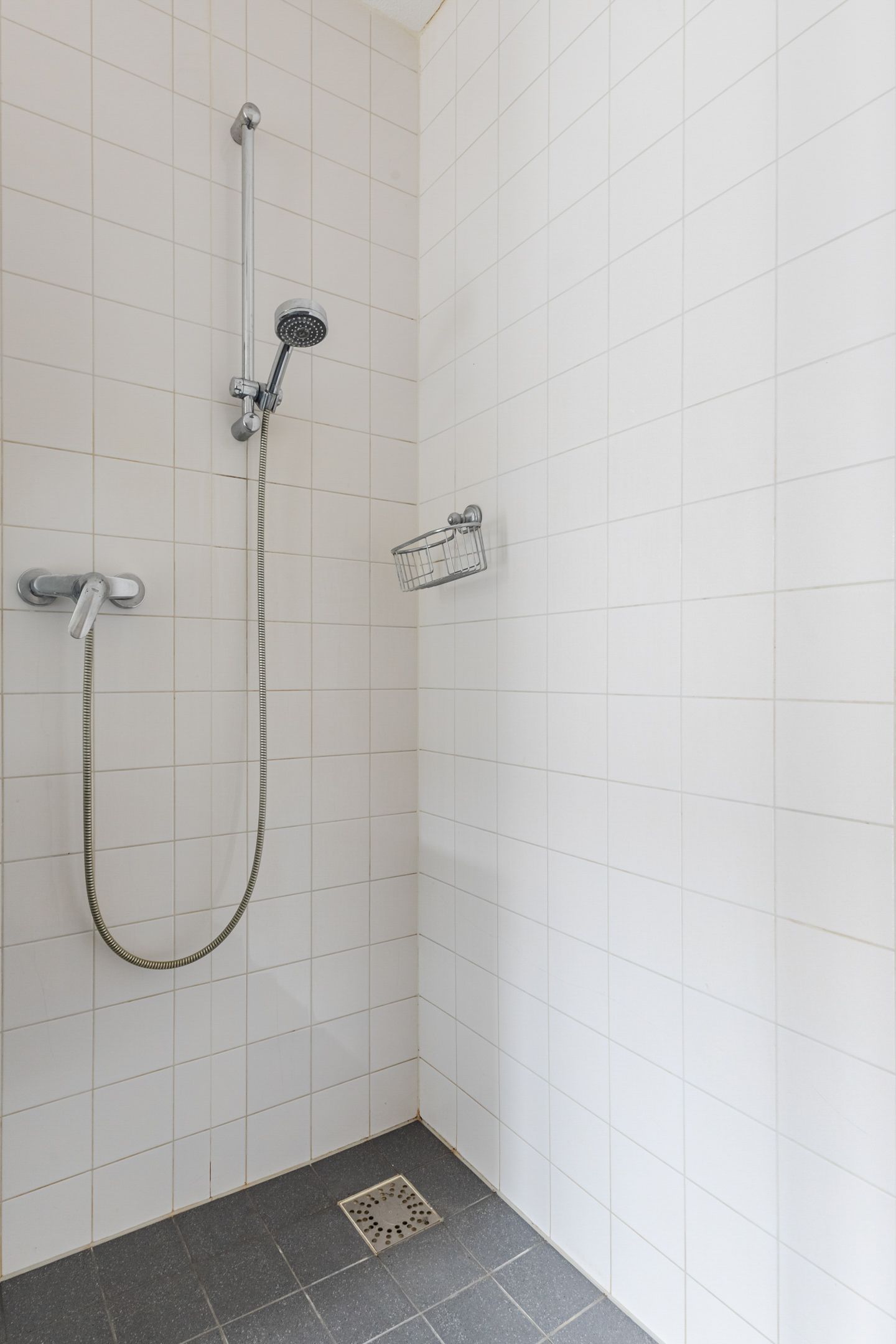 Modern Ground Floor Apartment with Private Parking and Garden near Alkmaar Center — 25
