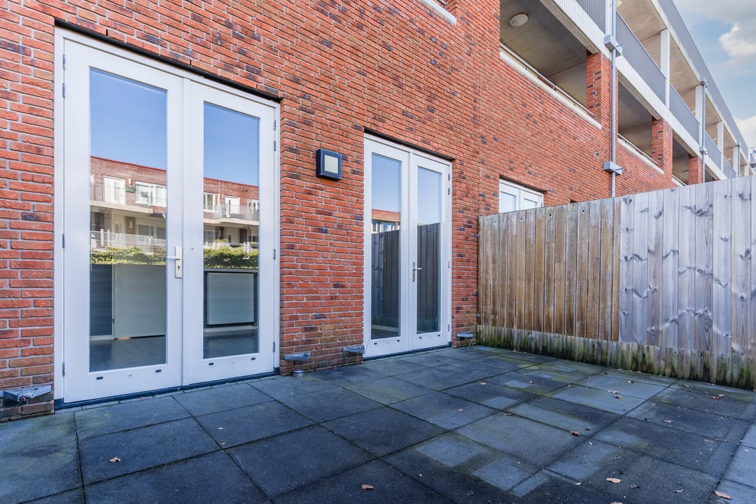 Modern Ground Floor Apartment with Private Parking and Garden near Alkmaar Center — 26
