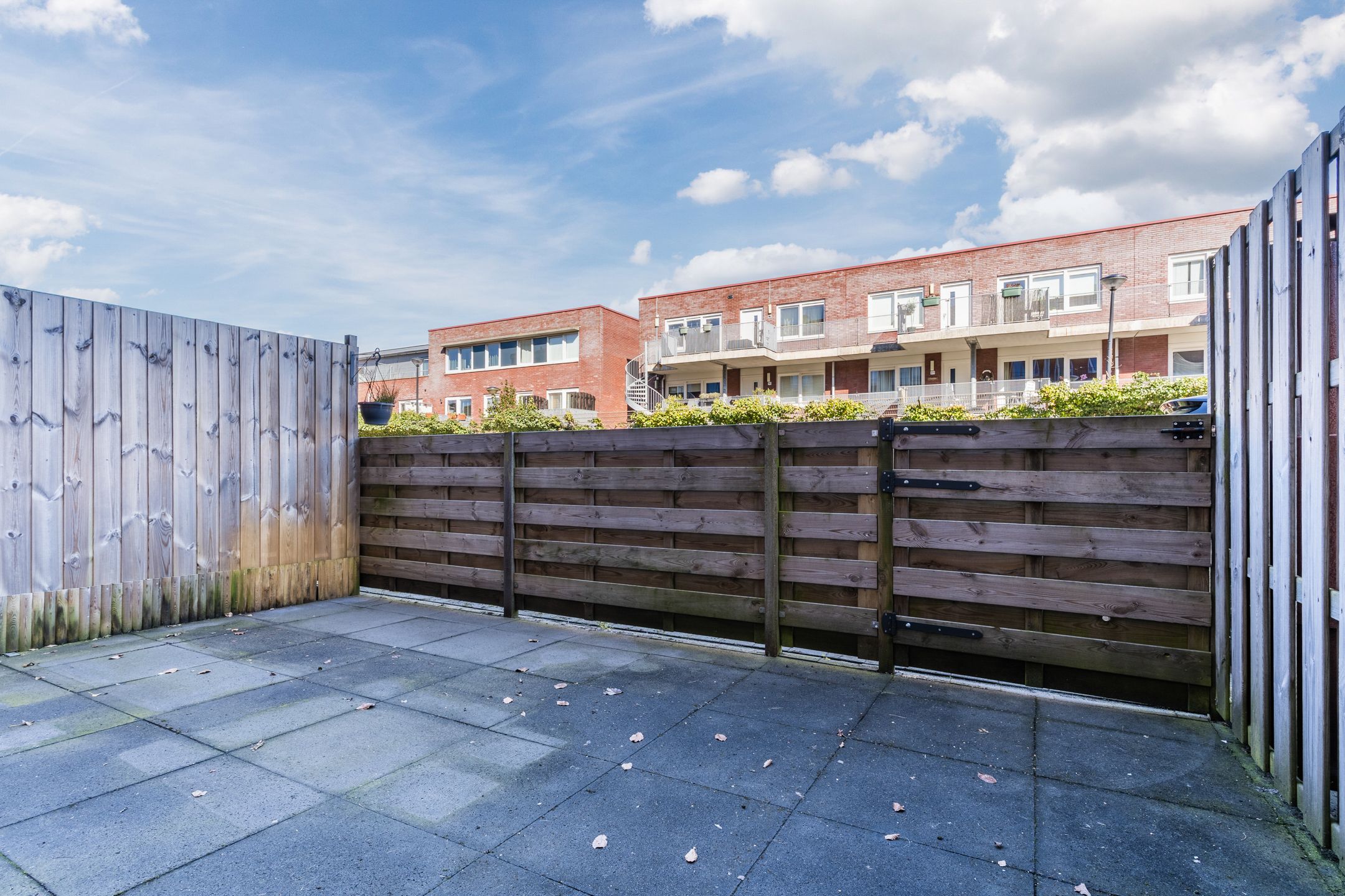 Modern Ground Floor Apartment with Private Parking and Garden near Alkmaar Center — 27