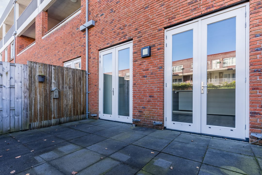 Modern Ground Floor Apartment with Private Parking and Garden near Alkmaar Center — 28