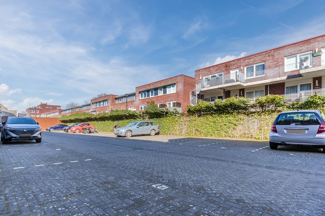 Modern Ground Floor Apartment with Private Parking and Garden near Alkmaar Center — 31