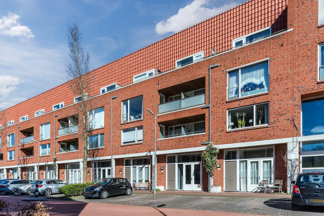 Modern Ground Floor Apartment with Private Parking and Garden near Alkmaar Center — 32