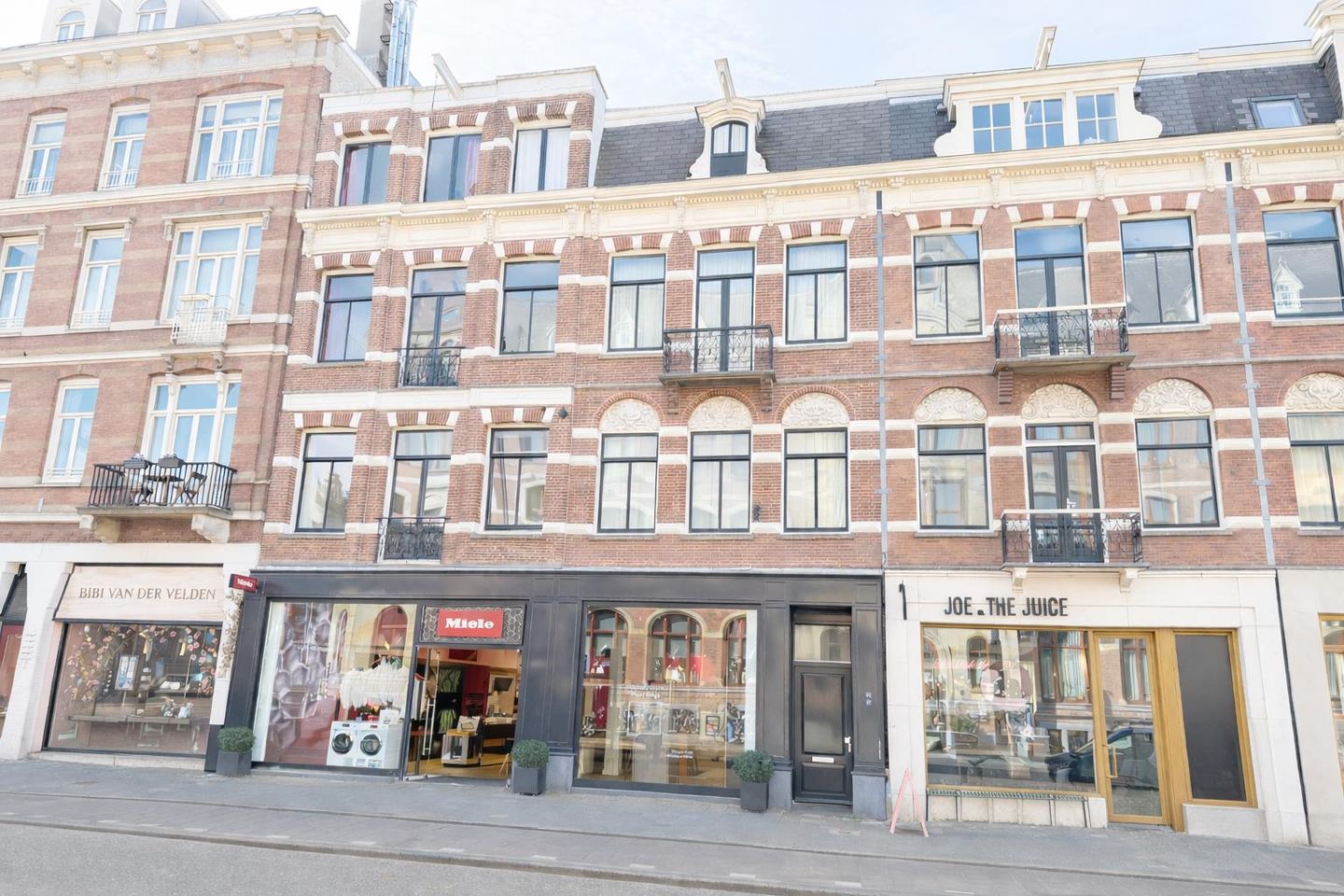 Bekijk foto 1 van Van Baerlestraat 42-44