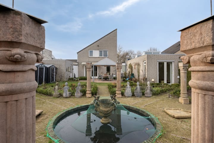 Photo 2 of Middendorpstraat 32