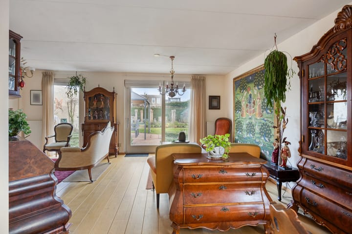 Photo 4 of Middendorpstraat 32