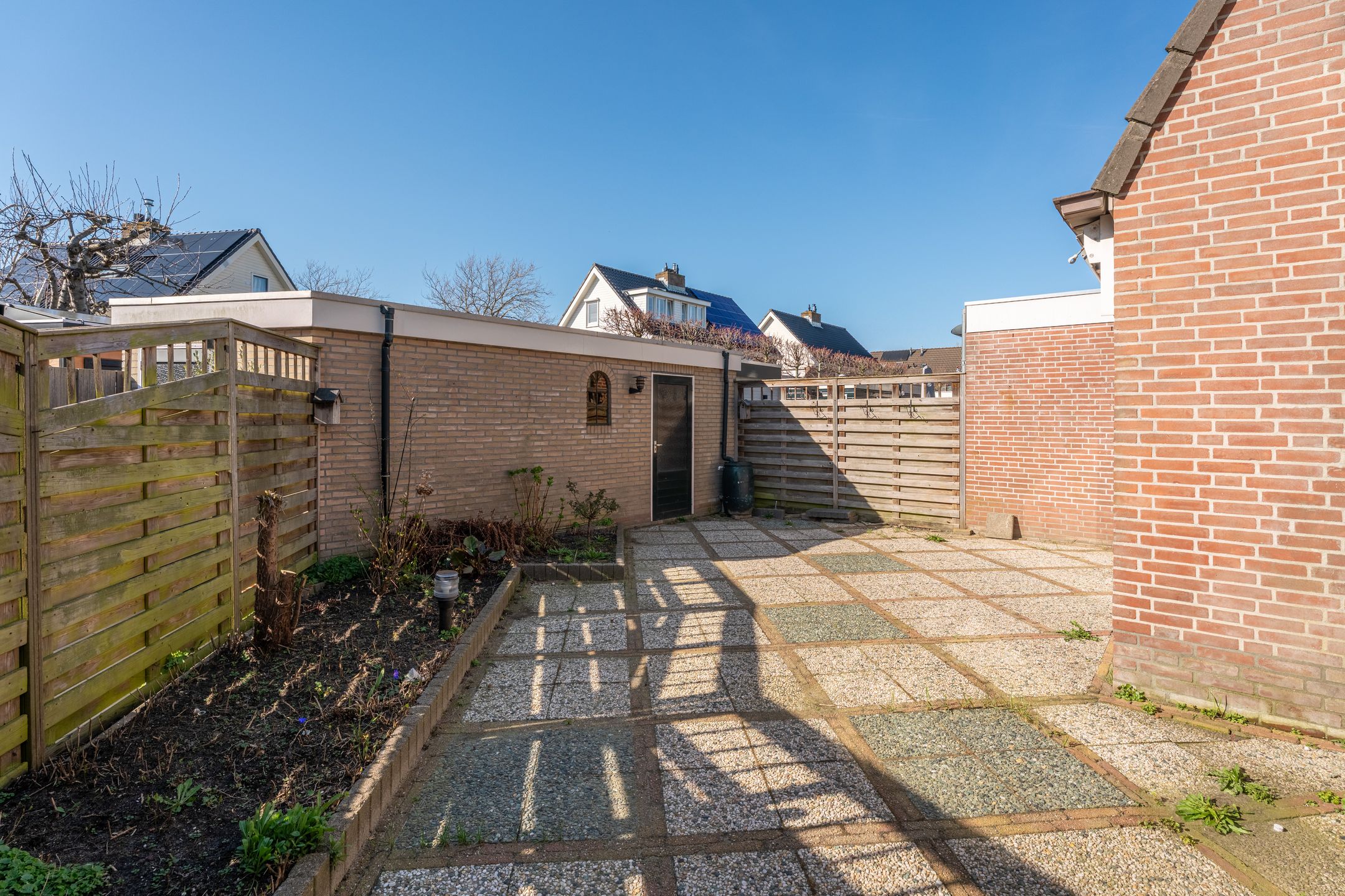 Spacious life cycle resistant corner house with sunny roof terrace and private garden — 24