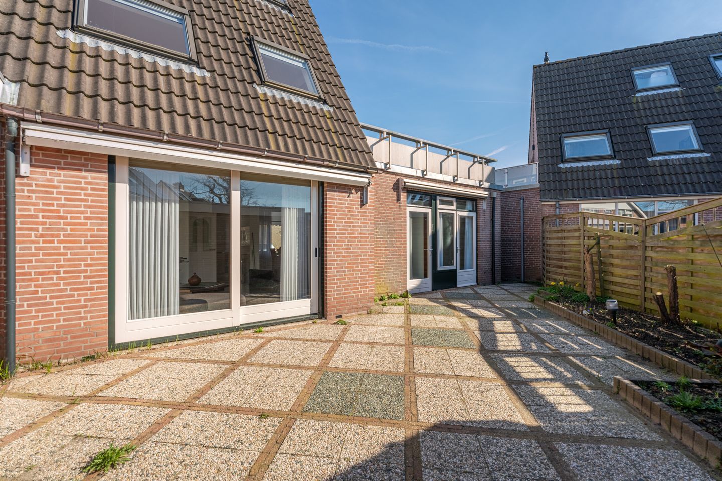 Spacious life cycle resistant corner house with sunny roof terrace and private garden — 25
