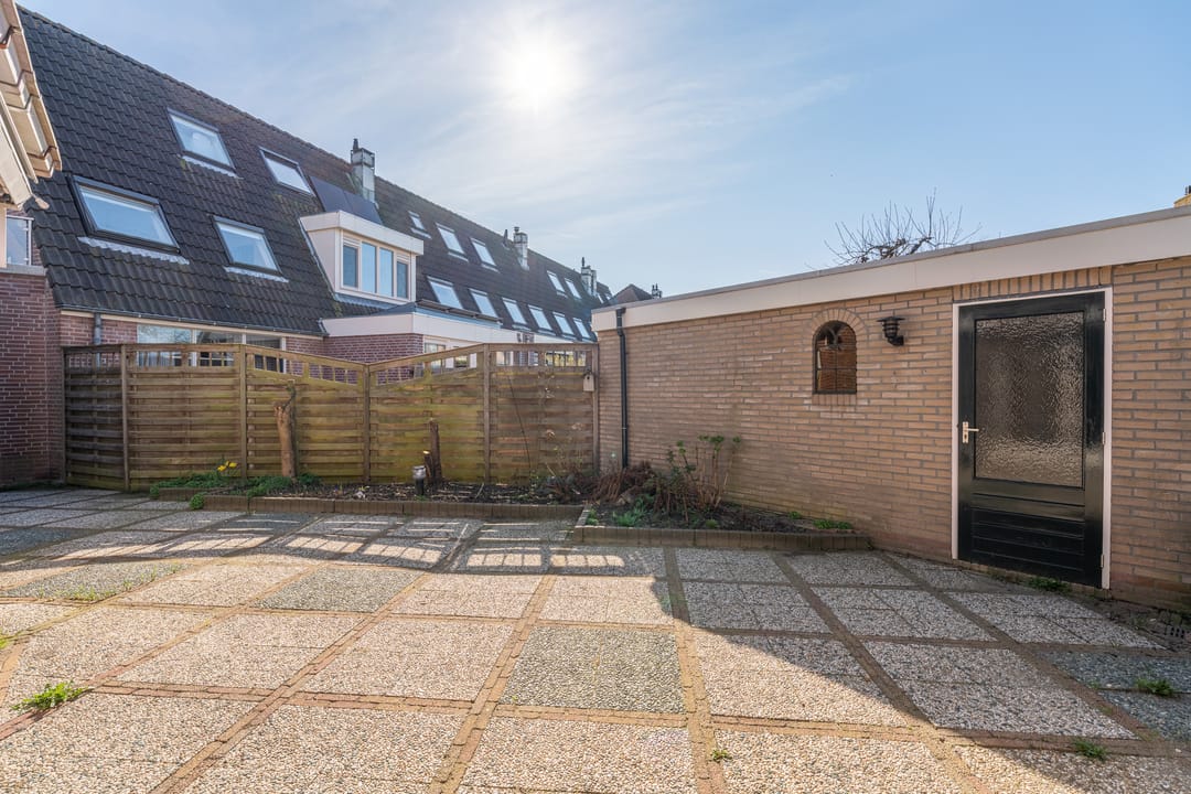 Spacious life cycle resistant corner house with sunny roof terrace and private garden — 26