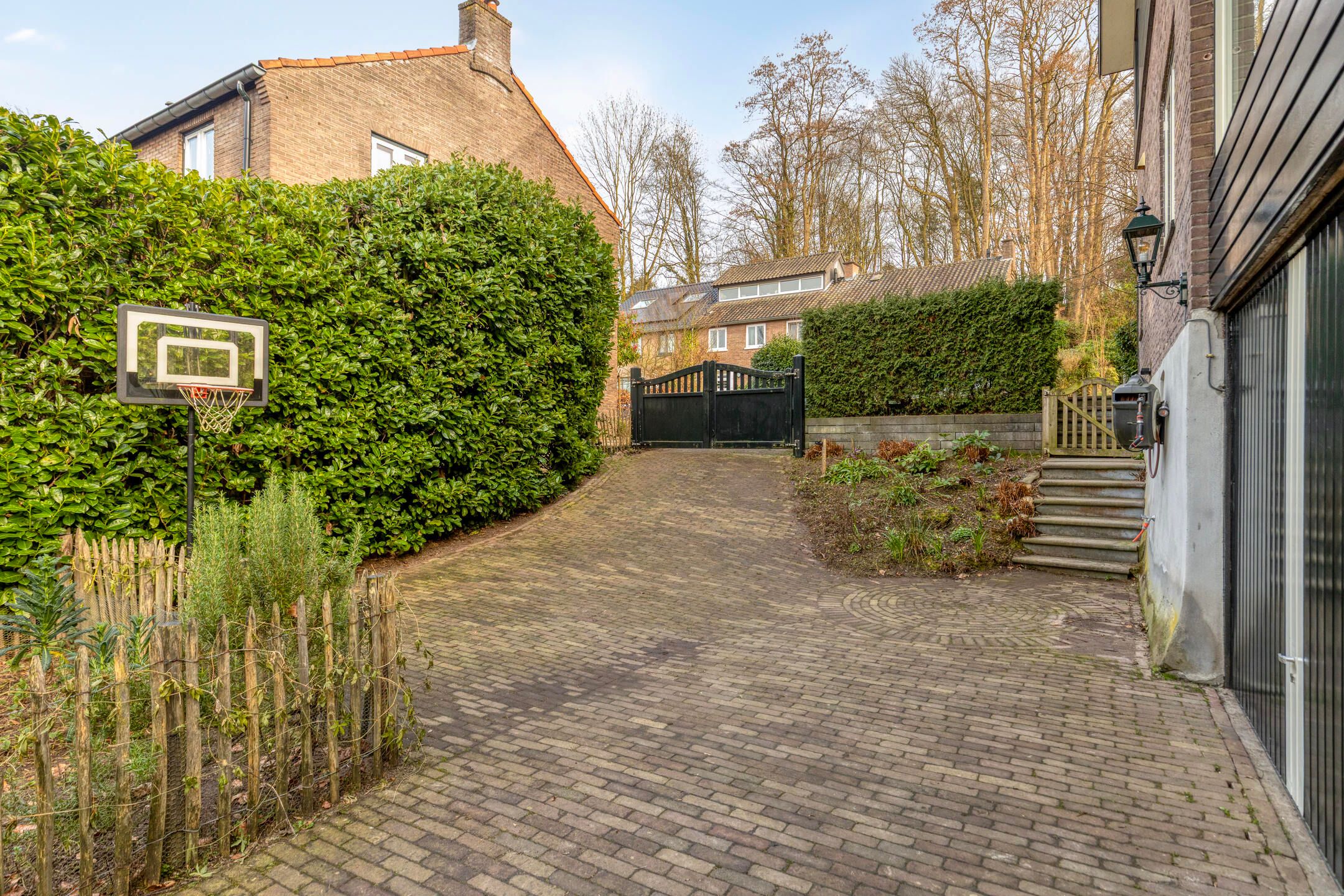 Foto 30 van van der Veurweg 16