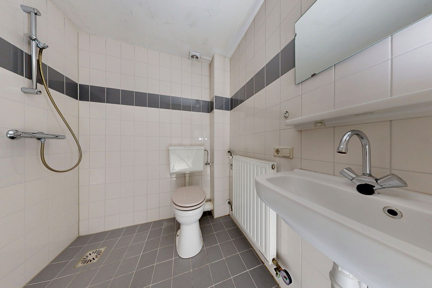 Spacious corner residence with ample natural light and three bedrooms in Zevenbergen — 30