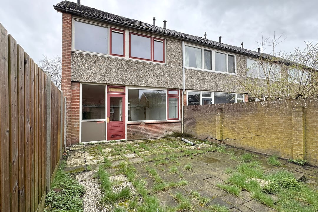 Spacious corner residence with ample natural light and three bedrooms in Zevenbergen — 48