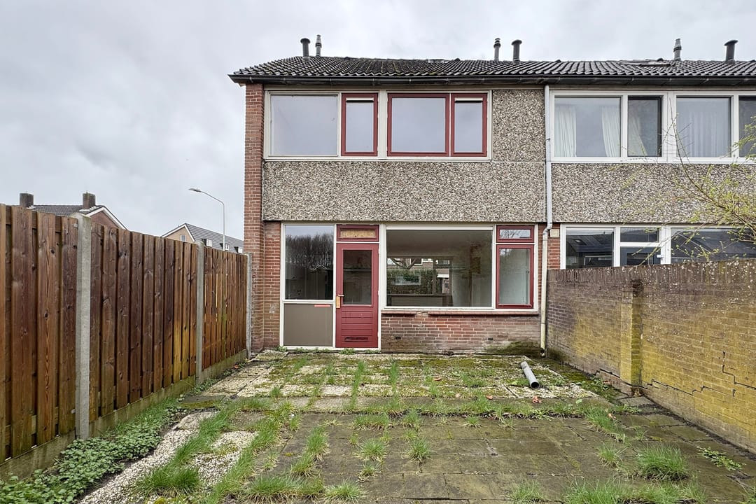 Spacious corner residence with ample natural light and three bedrooms in Zevenbergen — 49