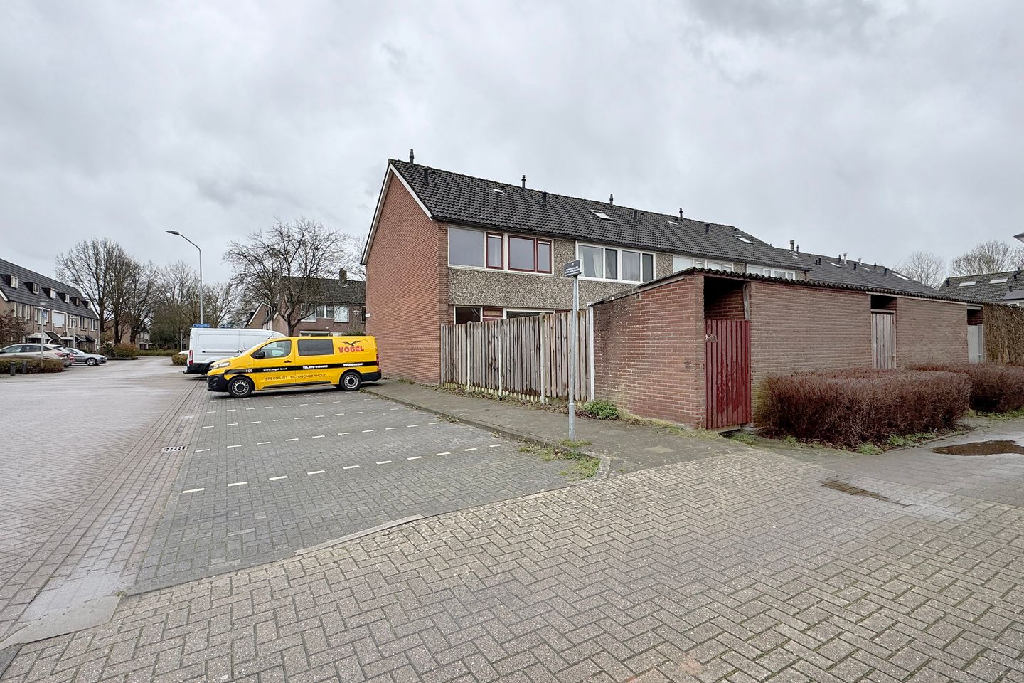 Spacious corner residence with ample natural light and three bedrooms in Zevenbergen — 51