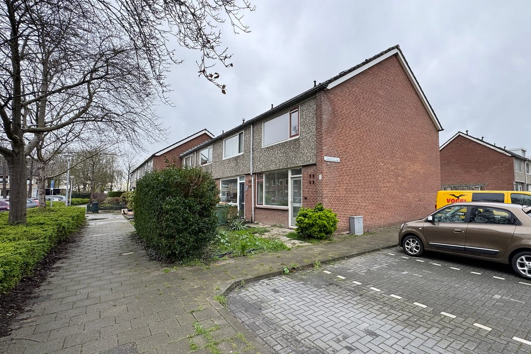 Spacious corner residence with ample natural light and three bedrooms in Zevenbergen — 52