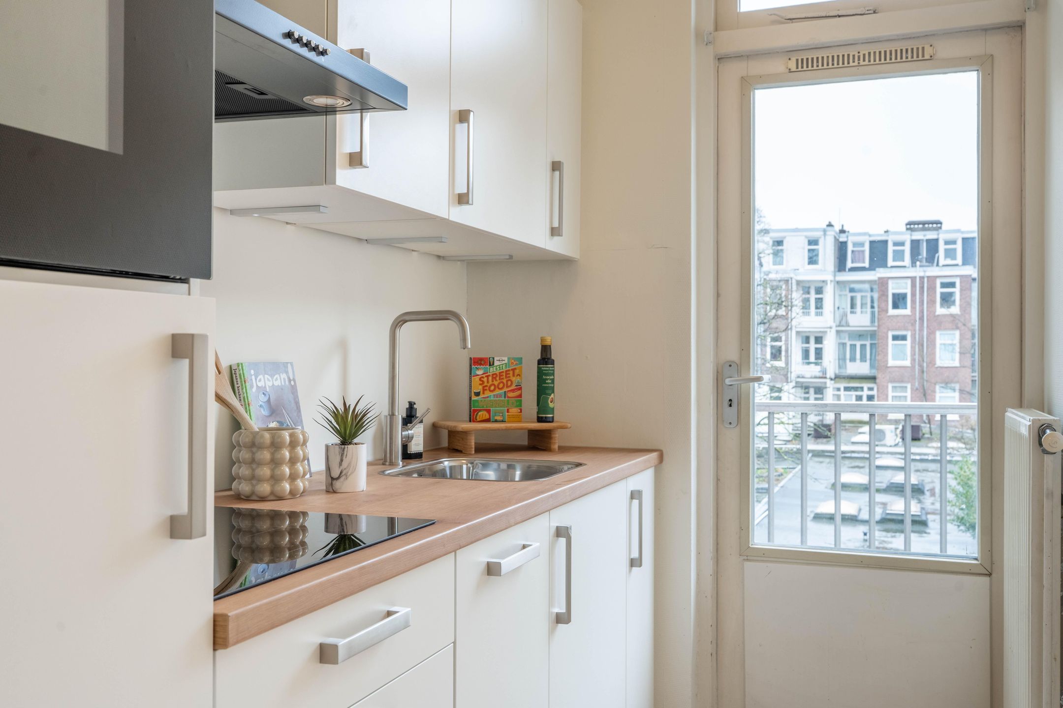 Charming and Bright 2-Bedroom Apartment with Sunny South-Facing Balcony in Oud-West — 12