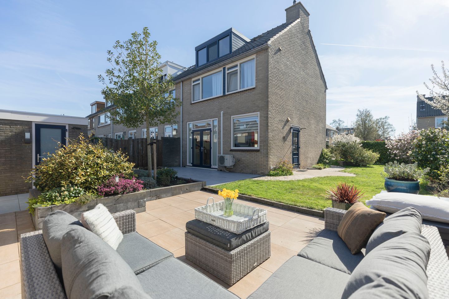 Well-maintained corner house with spacious sunny garden, energy label A, and a child-friendly car-free location — 46