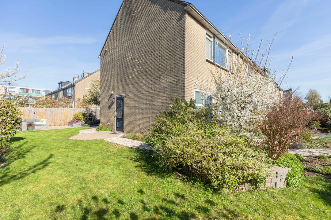 Well-maintained corner house with spacious sunny garden, energy label A, and a child-friendly car-free location — 49