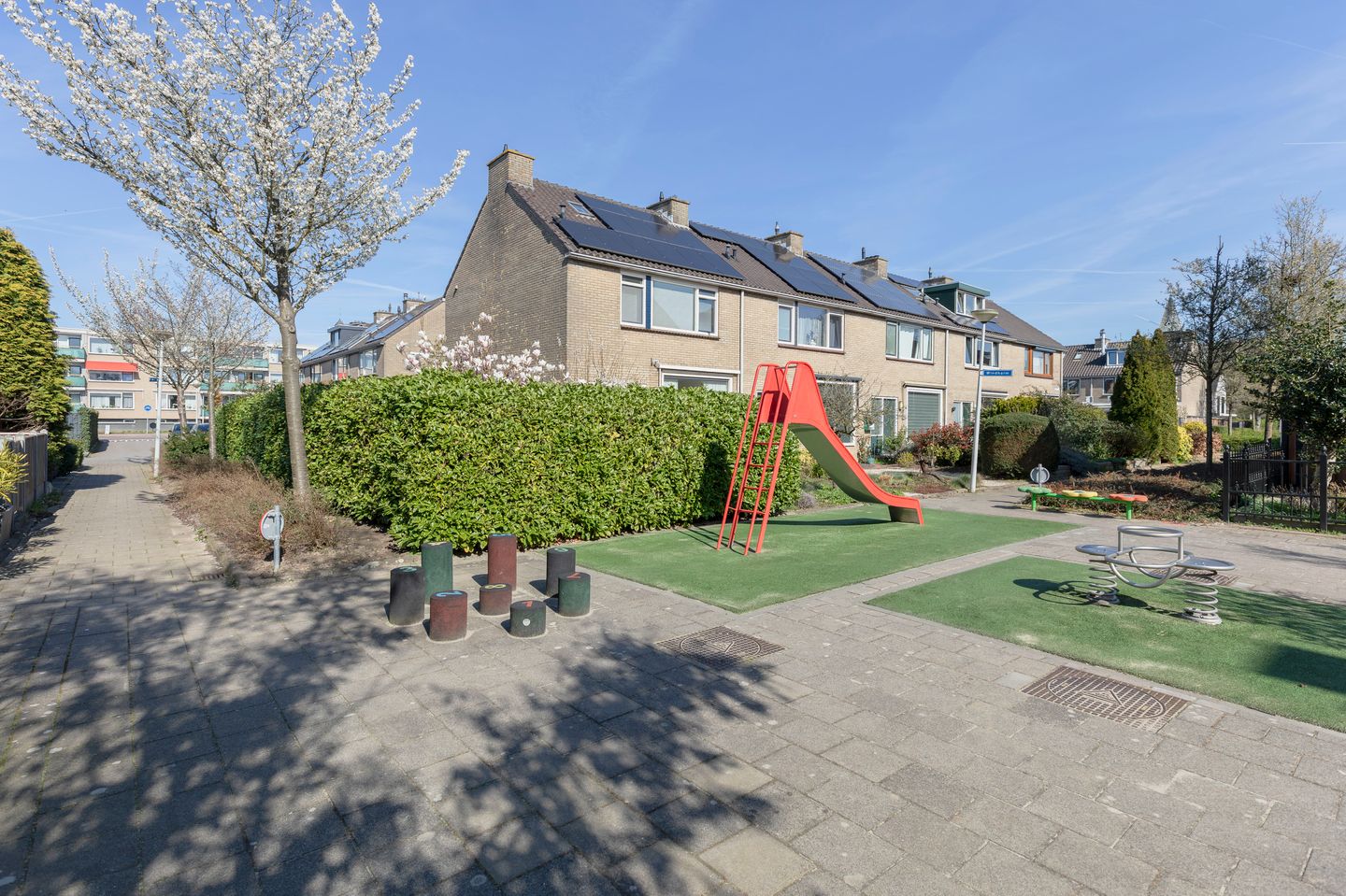 Well-maintained corner house with spacious sunny garden, energy label A, and a child-friendly car-free location — 54