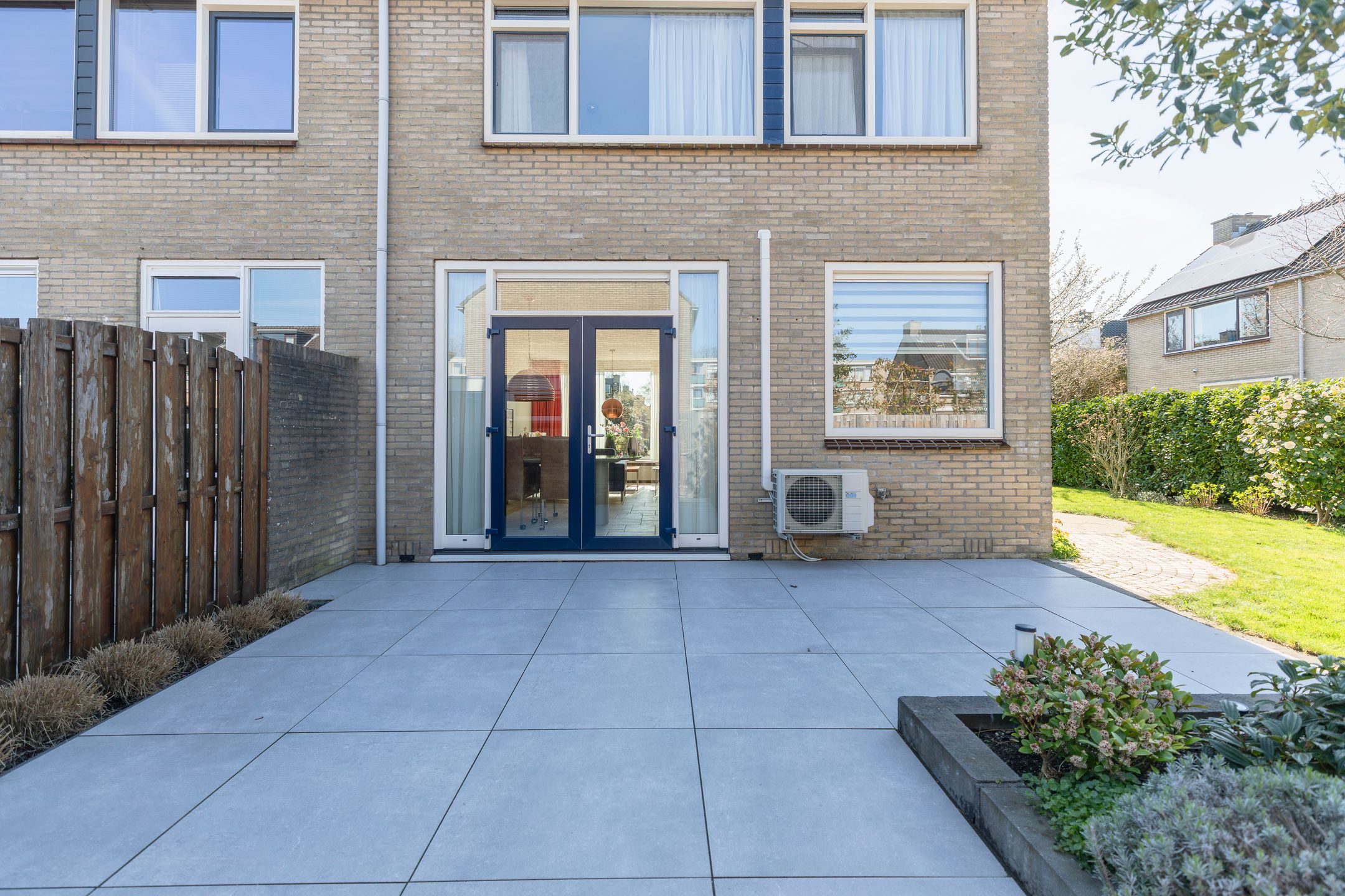 Well-maintained corner house with spacious sunny garden, energy label A, and a child-friendly car-free location — 43