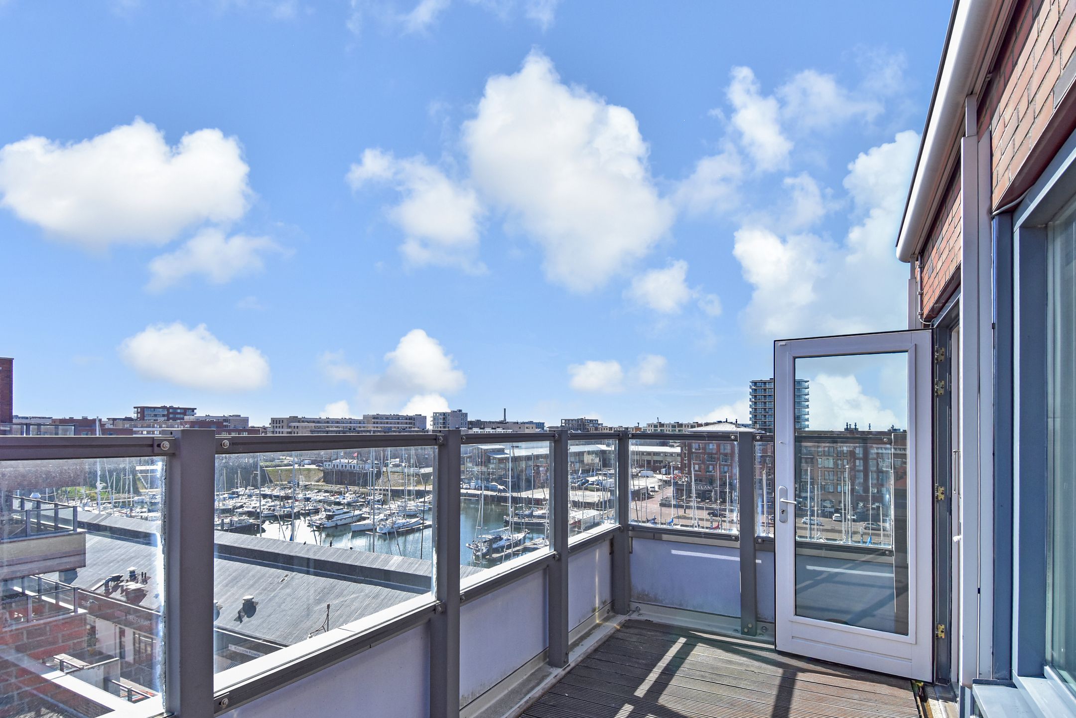Luxurious 6th-floor apartment with panoramic harbor views and private parking in Scheveningen — 12