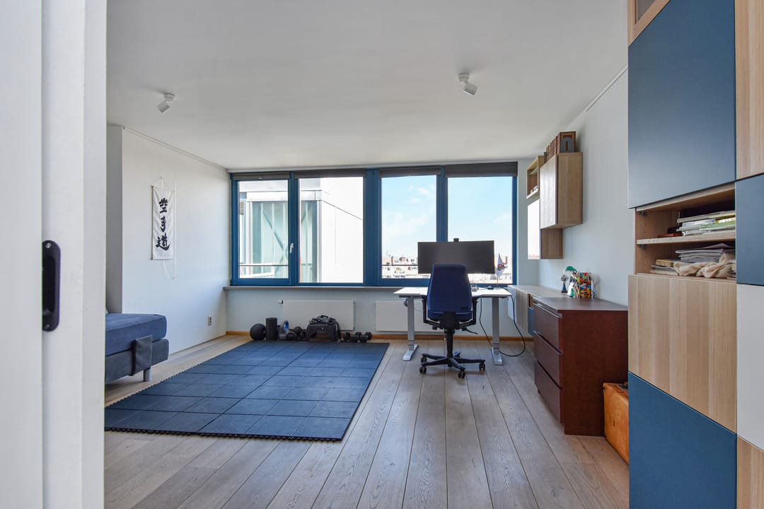 Luxurious 6th-floor apartment with panoramic harbor views and private parking in Scheveningen — 13