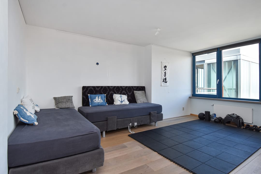 Luxurious 6th-floor apartment with panoramic harbor views and private parking in Scheveningen — 14