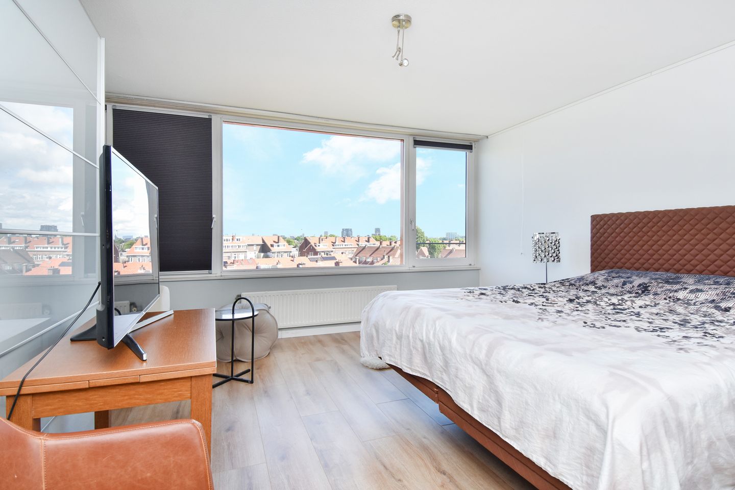 Luxurious 6th-floor apartment with panoramic harbor views and private parking in Scheveningen — 17