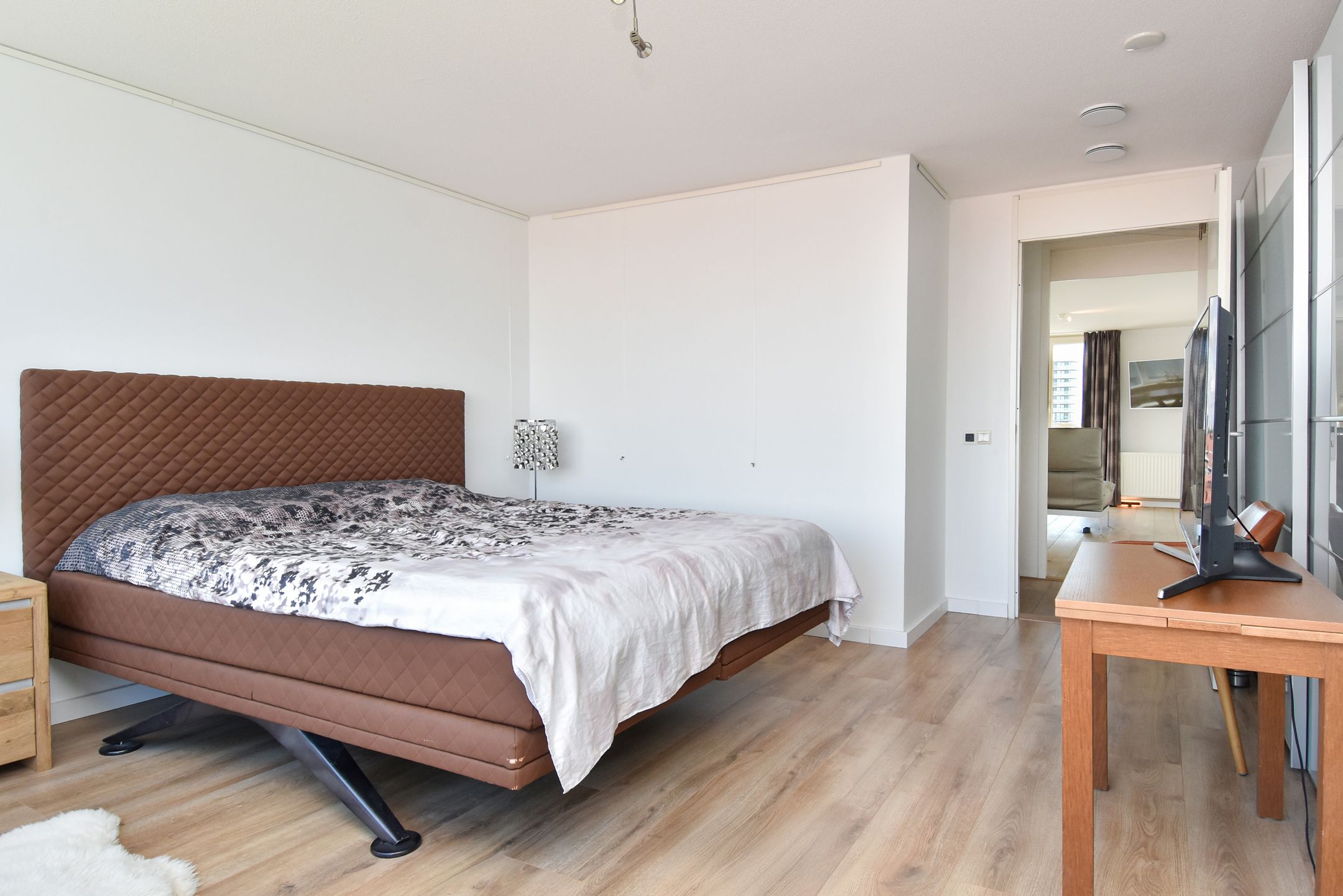 Luxurious 6th-floor apartment with panoramic harbor views and private parking in Scheveningen — 18