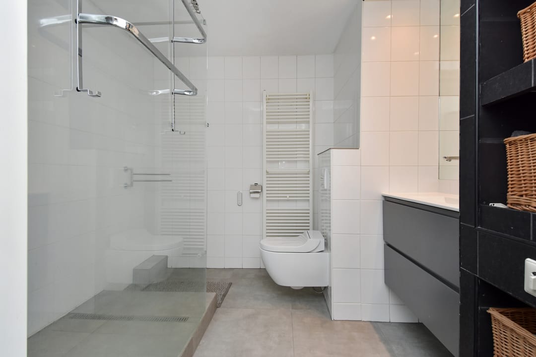 Luxurious 6th-floor apartment with panoramic harbor views and private parking in Scheveningen — 19