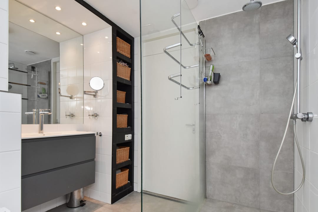 Luxurious 6th-floor apartment with panoramic harbor views and private parking in Scheveningen — 20