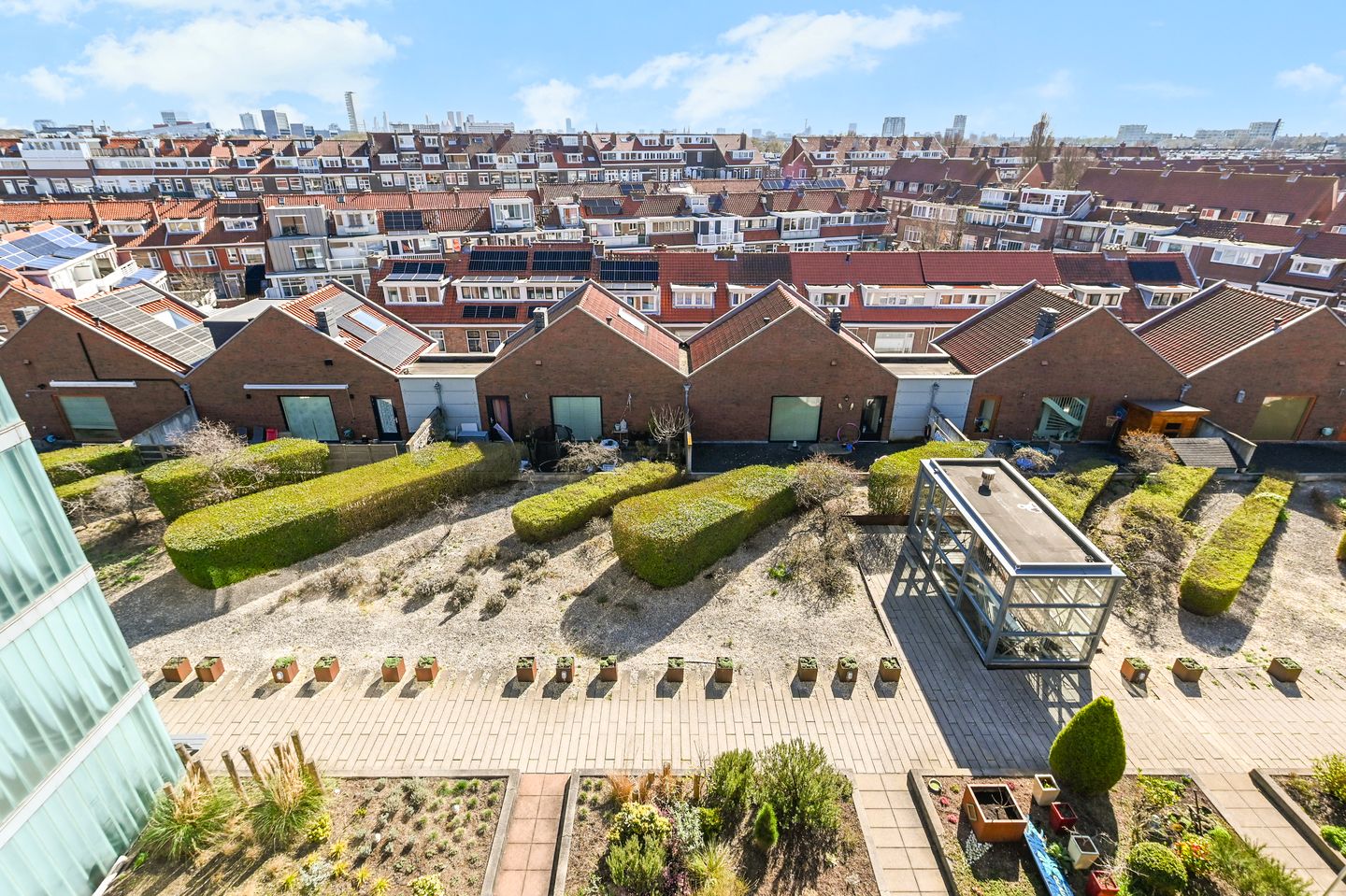 Luxurious 6th-floor apartment with panoramic harbor views and private parking in Scheveningen — 25